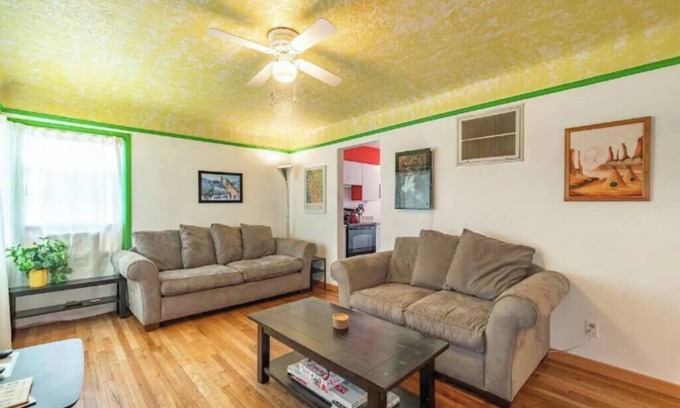 Mount Scott-Arleta Casa | Vibrant 1950s Mt Scott Home