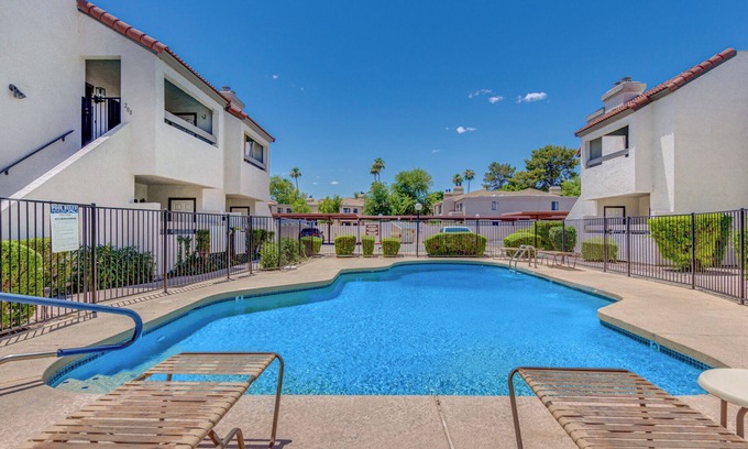 South Scottsdale Condominio | Vibrant 1BR Condo w/Patio, Pool, & Parking