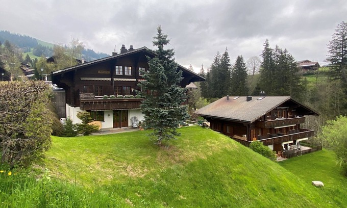 Schoenried Chalet De Esquí | Vibrant 3-bedroom Ski Chalet In Gstaad