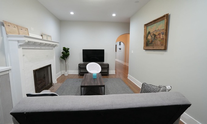 Hyde Park Apartamento | Vibrant 4BR Haven in Historic Hyde Park, Near University of Chicago