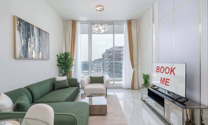 Dubai Apartamento | Vibrant Al Furjan Unit Sleeps 4 with Pool and Gym