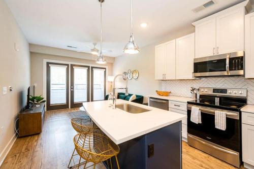 Plaza Midwood Apartamento | Vibrant and Spacious 1BR w Pool Parking and Gym