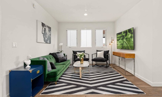 Carthay Circle Condominio | Vibrant Art Deco 2 Bedroom Apartment