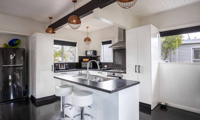 New Plymouth Casa | “Vibrant Brooklands”