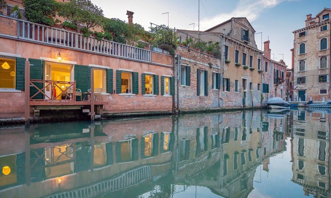 San Polo Apartamento | Vibrant Chic Apartment with Terrace on Picturesque Canal