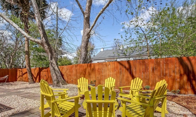 Dixon Park Condominio | Vibrant, Colorful Condo Building With Backyard Firepit and Games