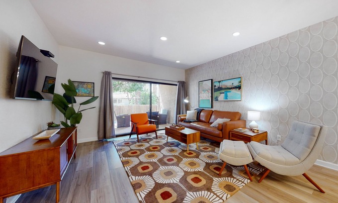 Palm Springs Apartamento | Vibrant dog-friendly condo with hot tub, tennis court, pool, W/D, grill & patio