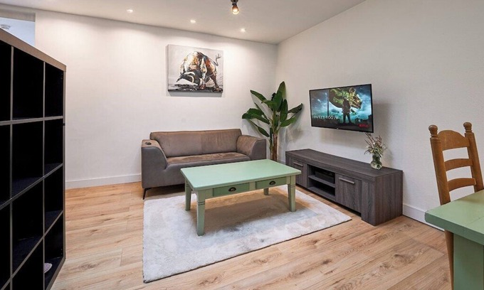 Stratum Apartamento | Vibrant Eindhoven Retreat in Stratum