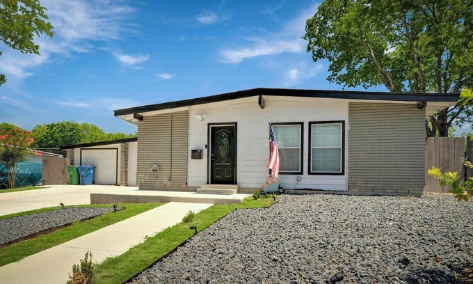 Shearer Hills - Ridgeview Casa | Vibrant Fiesta-Style Retreat