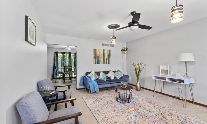 Sterling Heights Casa | Vibrant Home Near Beaumont Troy, Henry Ford Hospital & GM