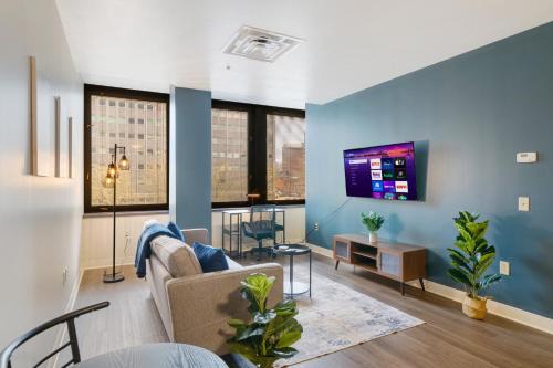 Downtown Pittsburgh Apartamento | Vibrant Luxury PRIME LOCATION 24-7 Gym Lounge Roku WiFi