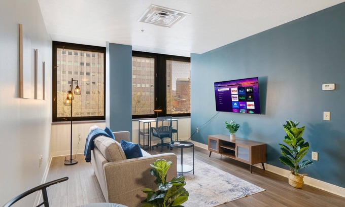 Pittsburgh Apartamento | Vibrant Luxury | PRIME LOCATION | 24/7 Gym Terrace Roku WiFi
