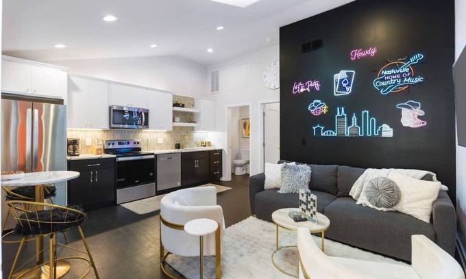 Greenwood Apartamento | Vibrant Neon Condo Near Restaurants, Coffee & Bars