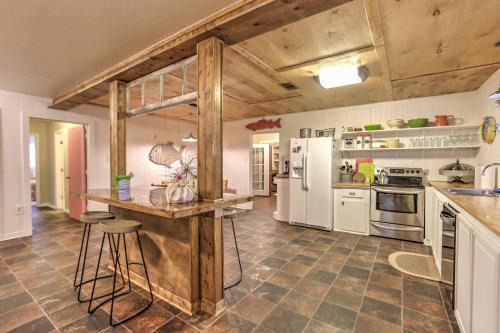 Pass Christian Casa | Vibrant Pass Christian Oasis - 3 Blocks to Beach!