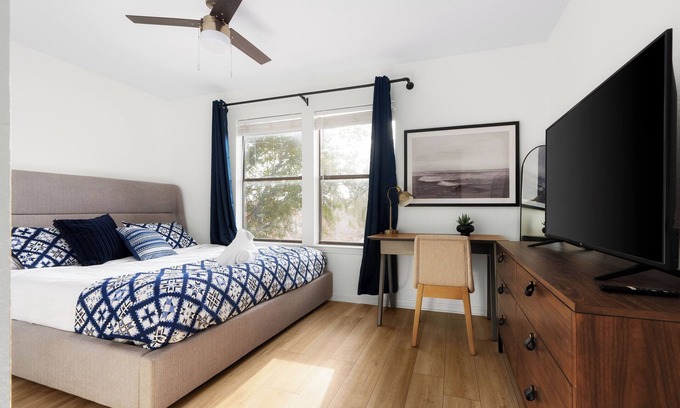 Northwest Hills Village Casa | Vibrant peaceful townhome-Fast wifi, walk to HEB, Starbucks, & restaurants