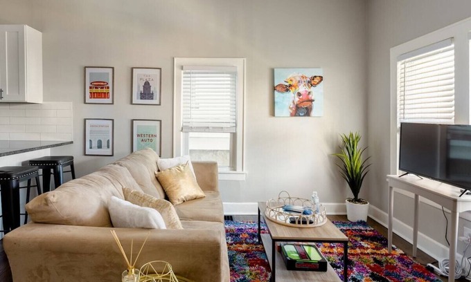 Riverview Casa | Vibrant Strawberry Hill * Walk to BBQ * Long Stays