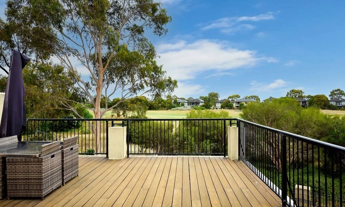 Sanctuary Lakes Apartamento | Vibrant Townhouse Retreat Balcony Bliss Awaits