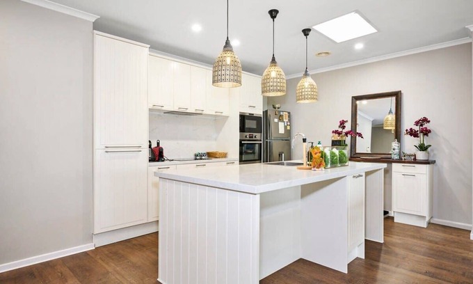 Sanctuary Lakes Casa | Vibrant Townhouse Retreat: Balcony Bliss Awaits!