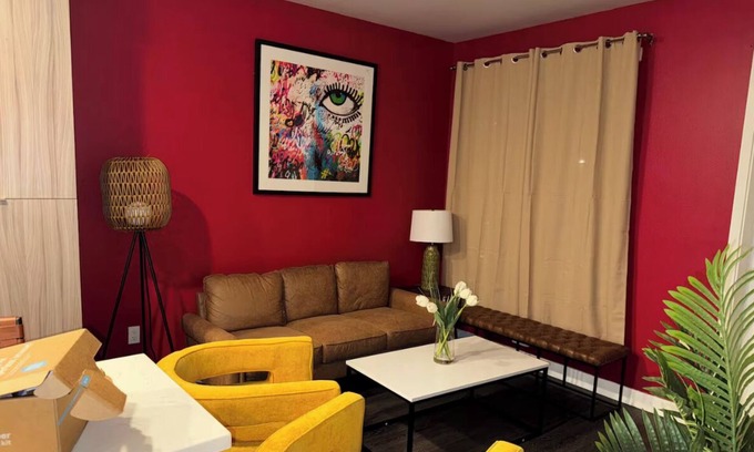 Glendale Apartamento | Vibrant Unit in The Griffith
