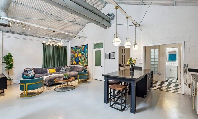 East Riverside Casa | Vibrant Uptown 5BD. Artist's Dream Home!