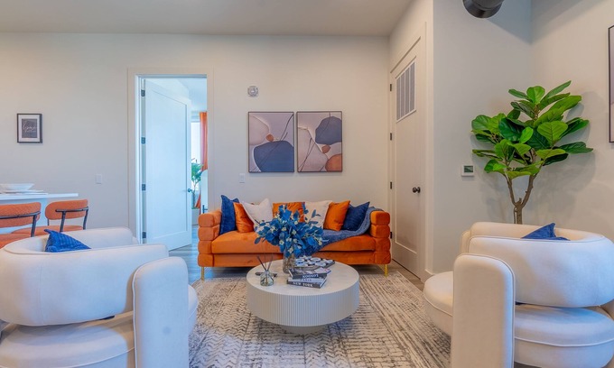 East Orange Apartamento | Vibrant Visit near Airport! Free Parking, 2 Baths & Sleeps 8! ✨20% OFF 7 days✨