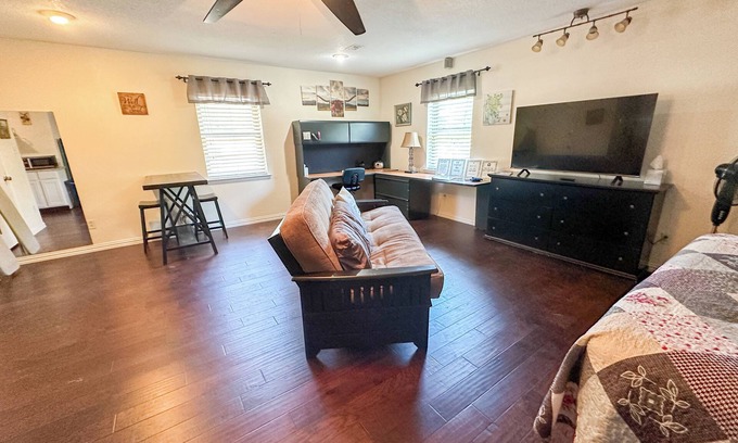 Keller Apartamento | Vibrant Work Stay Studio Cowboy Pool, Pet ok near Tx Motor Speedway
