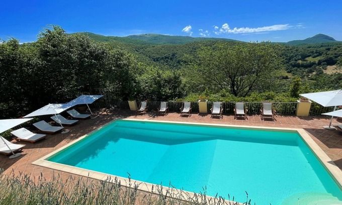 Spoleto Villa | Pintoresca casa de campo con balcón + patio / asientos 4/5 en pueblo privado