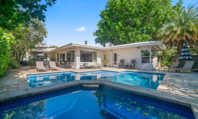 Victoria Park Casa | Victoria Park Luxury Home Pool Perfect for Families - 6 Adults, 4 Kids