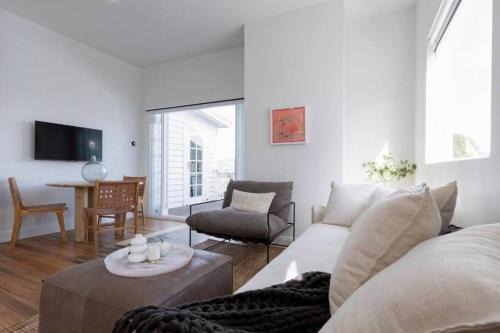 East Launceston Casa | Victoria's on High - 3 Bedroom Home with City Views