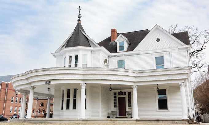 Buena Vista Cama Y Desayuno | Victorian Bed & Breakfast in Charming Mountain Town