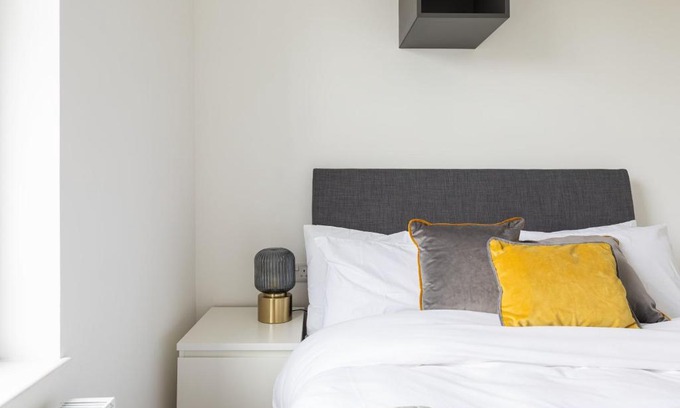 St. George's Apartamento | Victorian Building turned Charming Hotel Perfect For Short and Long Term Stay with WiFi