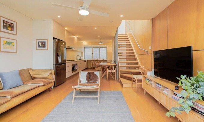 Carlton Casa | Victorian City-Fringe 3lvl Home @Carlton Lifestyle