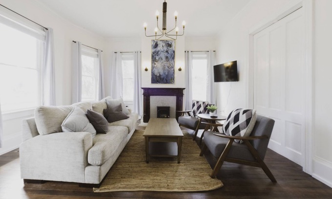 Dixon Park Casa | Victorian District Gem ★ Walk to Forsyth Park, popular local eateries, & shops!