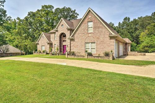 Hernando Casa | Victorian Hernando Home about 25 Miles to Memphis