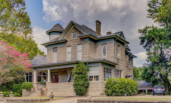 Vicksburg Casa | Victorian home with four bedrooms and four and one half bathrooms.