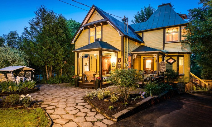 Waterloo Casa | Victorian house, built in 1870. (5) bedrooms, (4) bathrooms and a Hot Tub