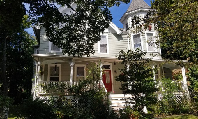 Beacon Apartamento | Victorian House circa 1870, Furnished, 2 story, 3 BR Apt. in Historic District