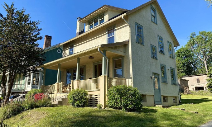 Newburgh Casa | Victorian house with amazing Hudson River view