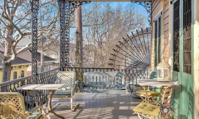 Faubourg Marigny Cama Y Desayuno | Victorian Meets Farmhouse | Direct Balcony Access