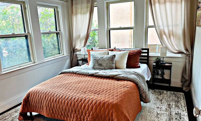 Downtown Sacramento Casa | Victorian Vibes - Downtown Delight