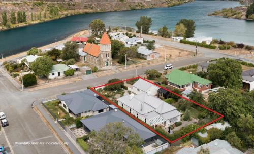 Lowburn Casa | Victorian Villa - Cromwell Holiday Home