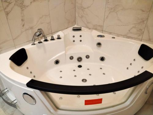Vierzon Apartamento | Vierzon Centre - joli T2- balnéo- wifi