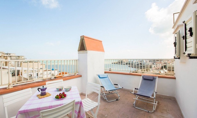 Chiesiola Apartamento | VIESTE: SCALINATELLA AT SEApanoramic, central, 3-minute walk to the beach