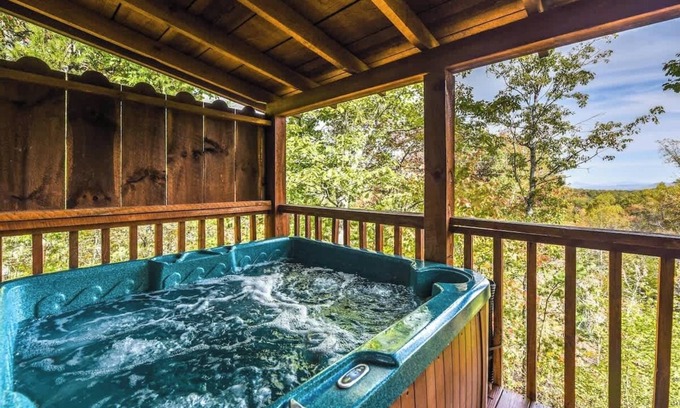 Gatlinburg - Pigeon Forge Cabina | View! Cozy, Private, Fireplace, Hot Tub