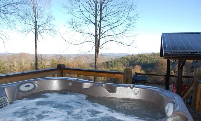 West Jefferson Casa | "View and Far Between" - Acogedora casa de montaña con jacuzzi y vista increíble