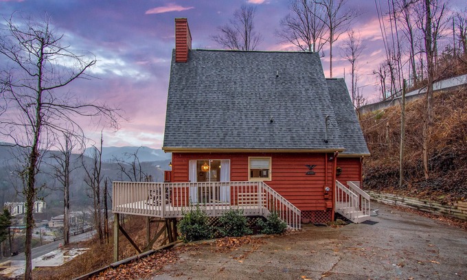 Gatlinburg Chalet De Esquí | VIEW! Location Gatlinburg 2 King Bed GSMNP HotTub Secluded but close Pool table