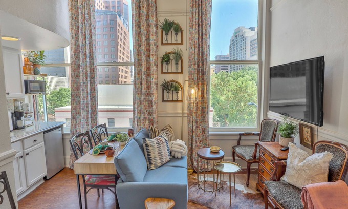 Main - Military Plaza Apartamento | View of Riverwalk frm 1 BR King Bed Apt