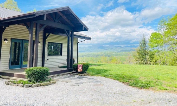 Marion Casa | View to Remember-3 miles to downtown & Lake James, hot tub, mountain views