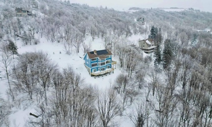 Old Timberline Casa | VIEW!VIEW! 5BR 5BA, Hot tub,Internet,EV Charger, Mins to Ski, Walks to DollySods