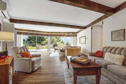 Orick Casa | Viewcrest Retro Country Home
